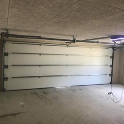 Montering af bred garageport med automatik