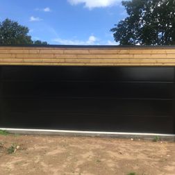 Bred garageport i L-Panel med glat struktur sort RAL 9005