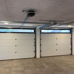 Monteret garageport med automatik 